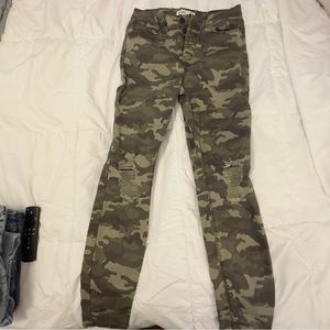 Camo distressed Junior Pants
